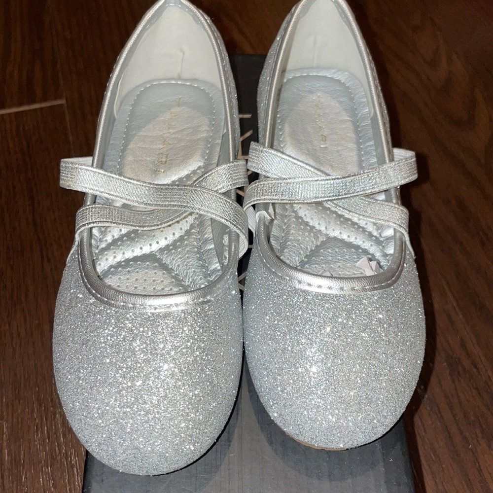 BNWT toddler size 11 Tahari Keira silver/glitter shoes
